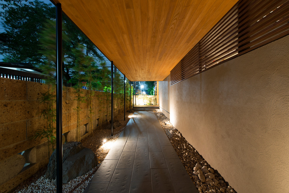 Diseño de entrada de estilo zen con paredes beige y suelo gris