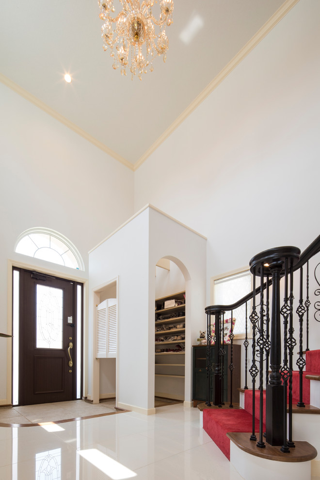 Источник вдохновения для домашнего уюта: прихожая в викторианском стиле с белыми стенами, мраморным полом, одностворчатой входной дверью, черной входной дверью и белым полом