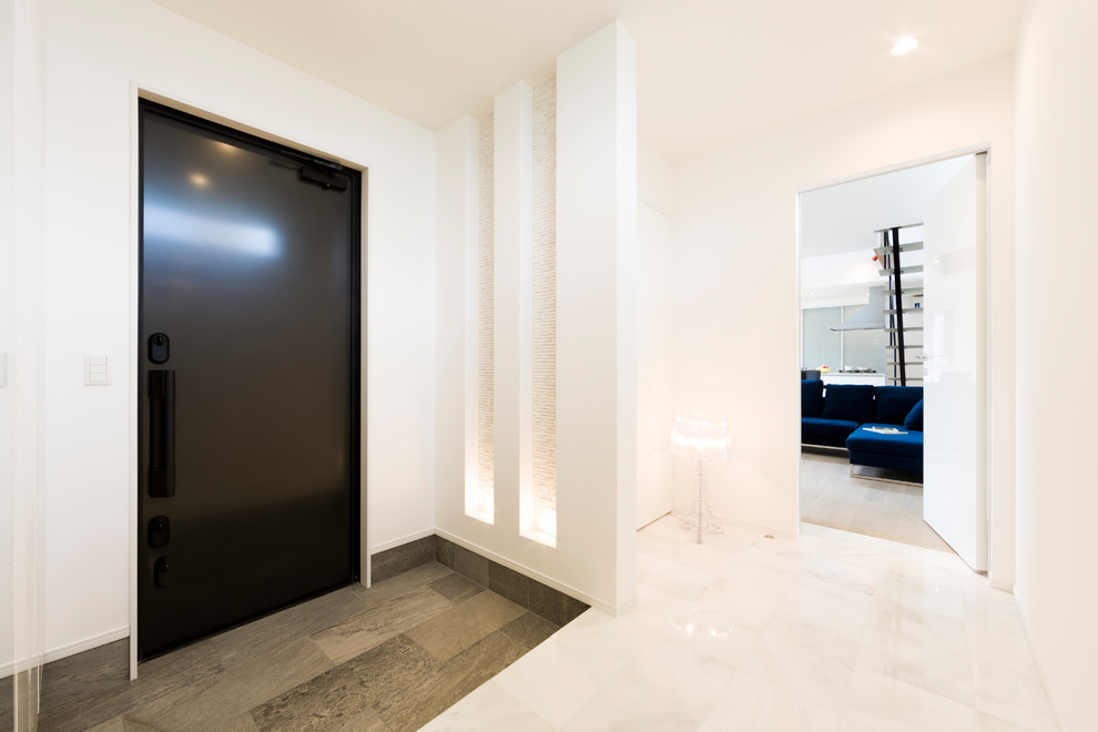 Esempio di un corridoio stile rurale con pareti bianche, pavimento in marmo, una porta nera e pavimento bianco