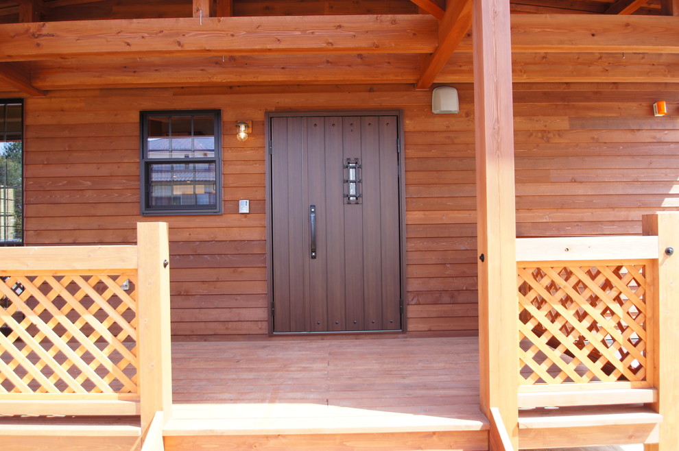 Foto di un ingresso o corridoio design con pareti marroni, parquet scuro, una porta a due ante, una porta in legno scuro e pavimento marrone