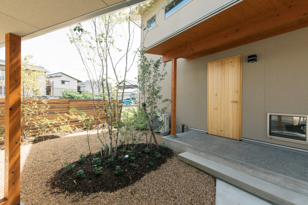 Imagen de entrada de estilo zen con paredes beige, puerta simple y puerta de madera clara