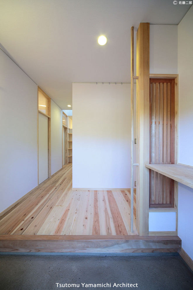 Идея дизайна: узкая прихожая среднего размера в скандинавском стиле с белыми стенами, светлым паркетным полом, раздвижной входной дверью, входной дверью из светлого дерева, бежевым полом, потолком с обоями и обоями на стенах