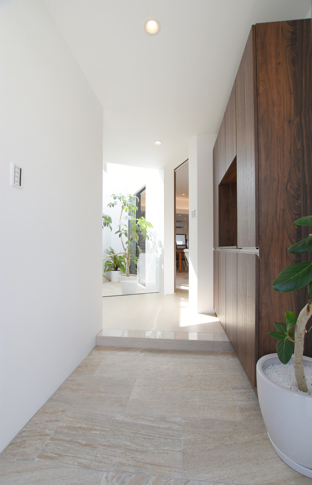 Modelo de hall minimalista con paredes blancas, suelo de contrachapado y suelo blanco
