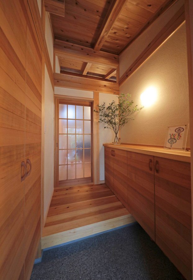 Idee per un ingresso con anticamera etnico di medie dimensioni con pareti bianche, pavimento in legno massello medio e una porta singola