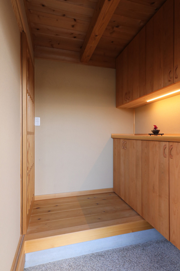 Diseño de vestíbulo posterior de estilo zen de tamaño medio con suelo de madera en tonos medios y puerta corredera