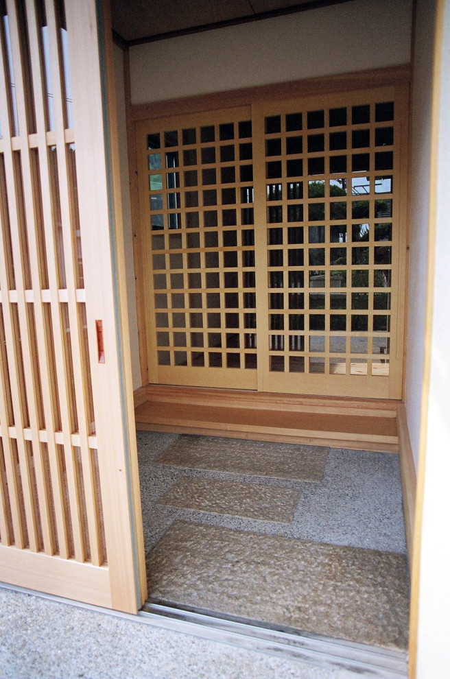 Foto di un piccolo ingresso o corridoio tradizionale con pareti bianche e una porta scorrevole
