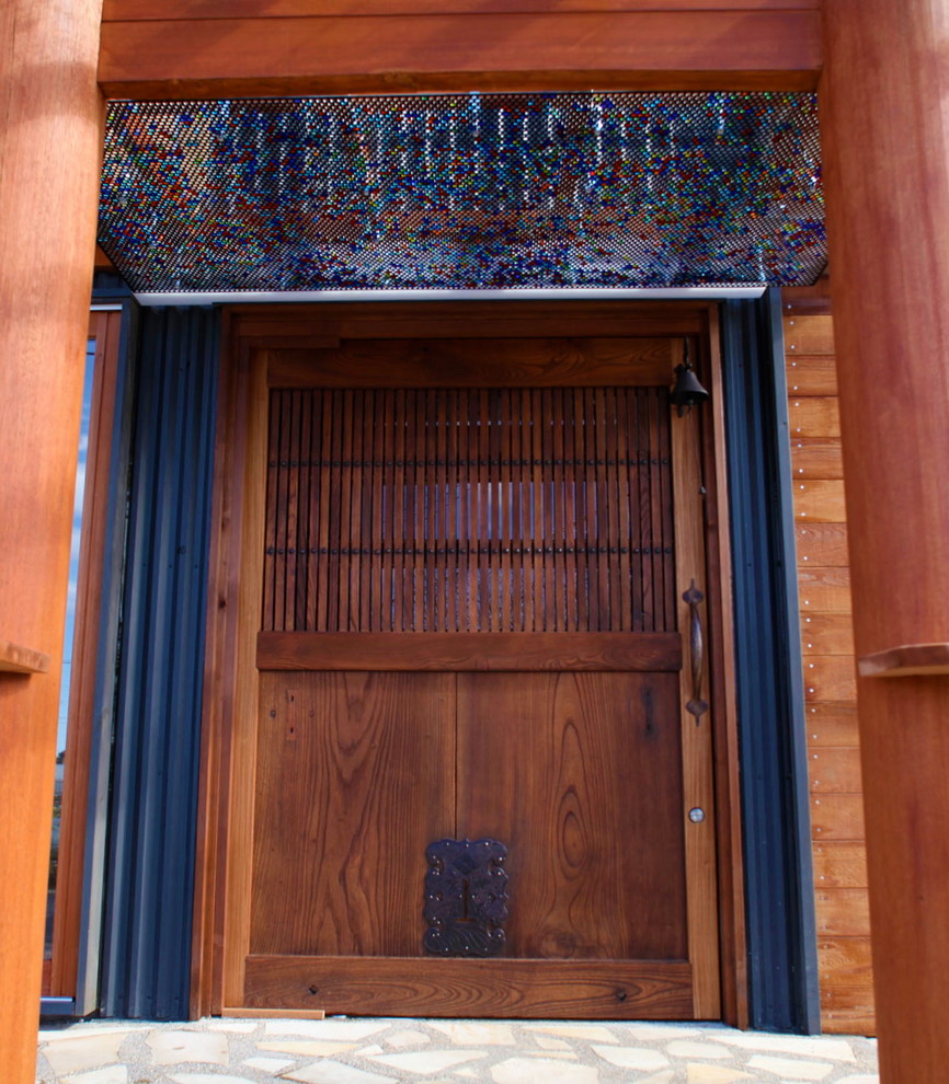 Ispirazione per una piccola porta d'ingresso con una porta a pivot e una porta marrone