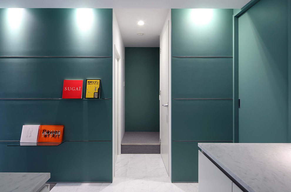 Modelo de hall moderno pequeño con paredes verdes, suelo de mármol, puerta simple, puerta negra, suelo blanco y papel pintado