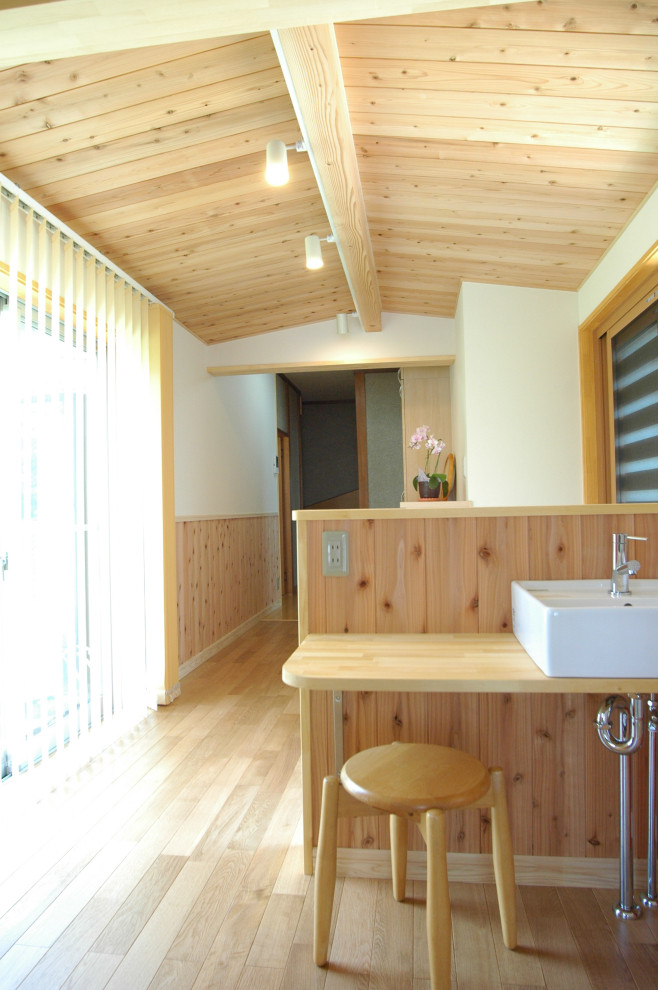 Foto de hall de estilo zen de tamaño medio con paredes blancas, suelo de madera en tonos medios, puerta corredera, puerta de madera clara, suelo marrón, madera y madera