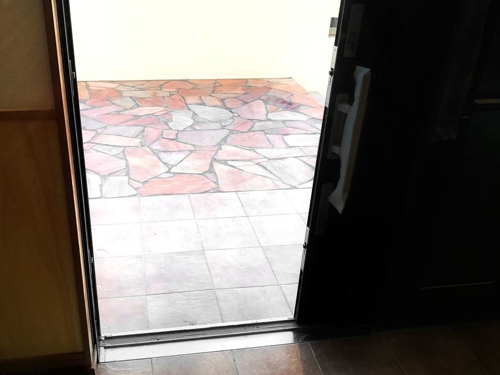 Idee per una porta d'ingresso etnica con pavimento con piastrelle in ceramica, una porta scorrevole e pavimento turchese
