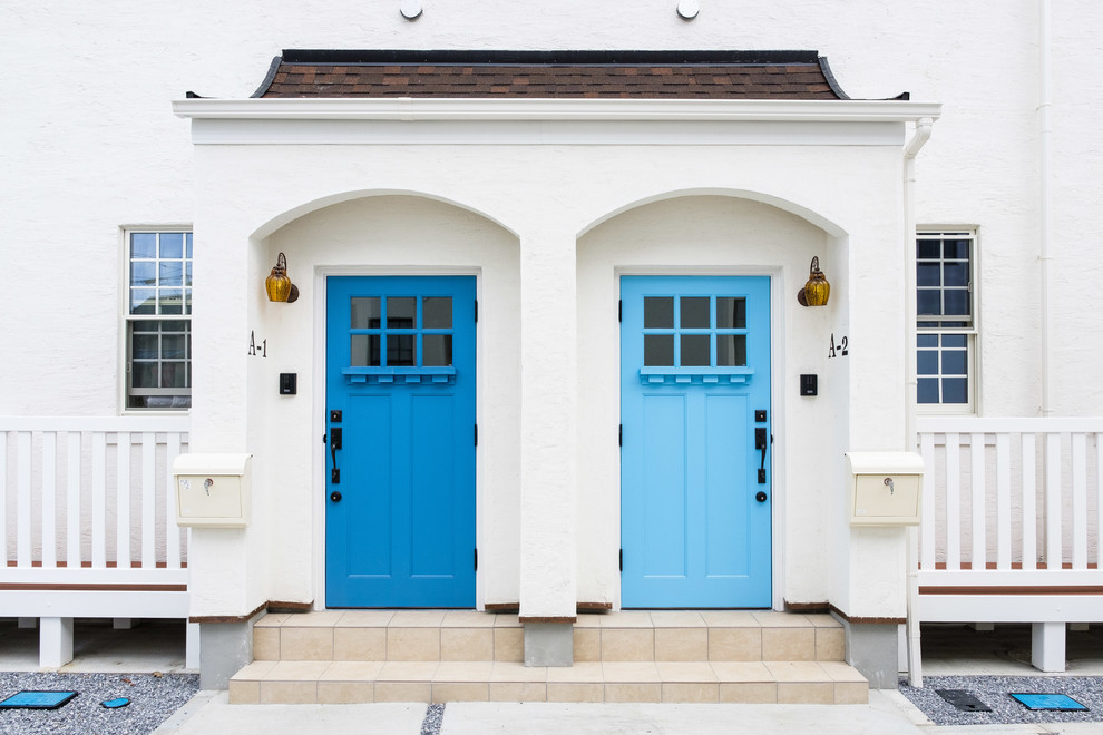 Foto de entrada mediterránea con puerta simple y puerta azul