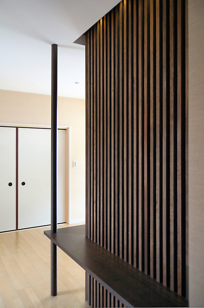 Идея дизайна: прихожая в стиле модернизм с белыми стенами, полом из фанеры, раздвижной входной дверью, входной дверью из темного дерева и коричневым полом