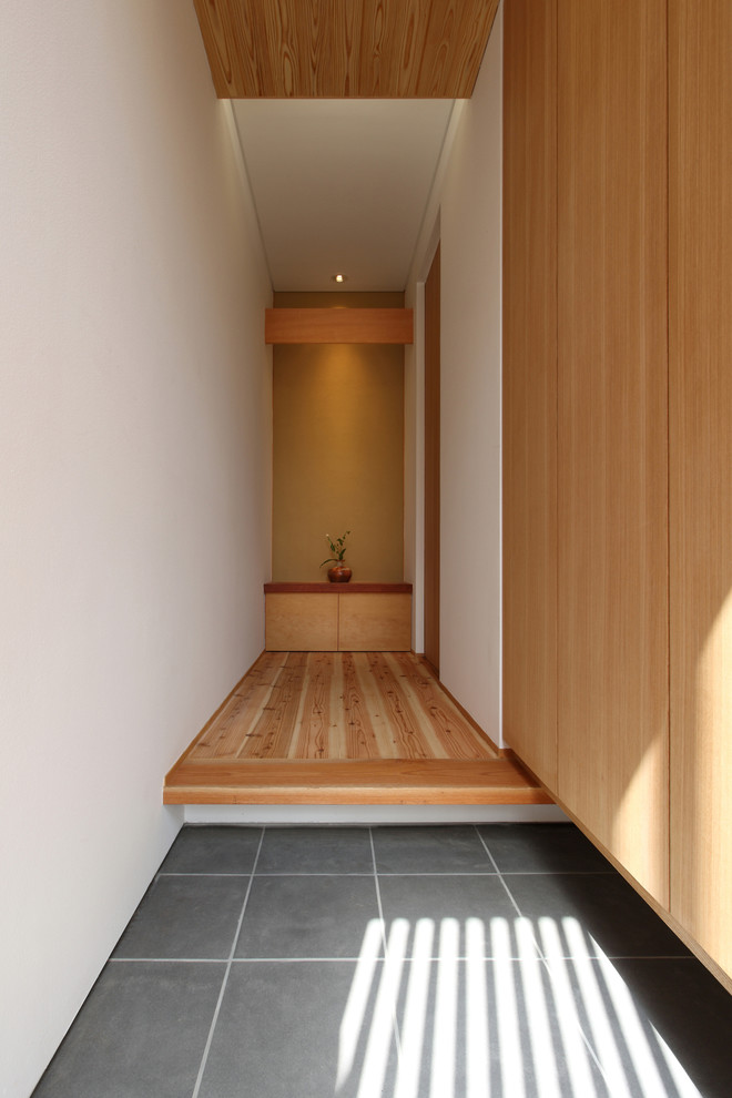 Imagen de hall de estilo zen con paredes blancas y suelo gris