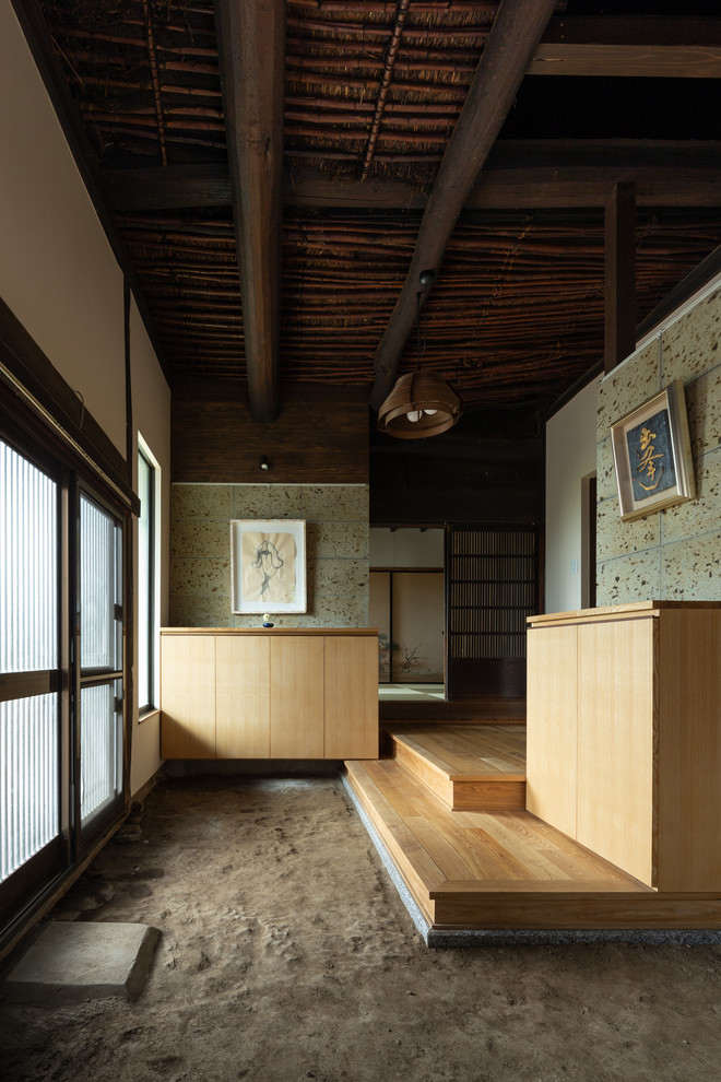 Foto de entrada de estilo zen con paredes blancas, puerta corredera y suelo marrón