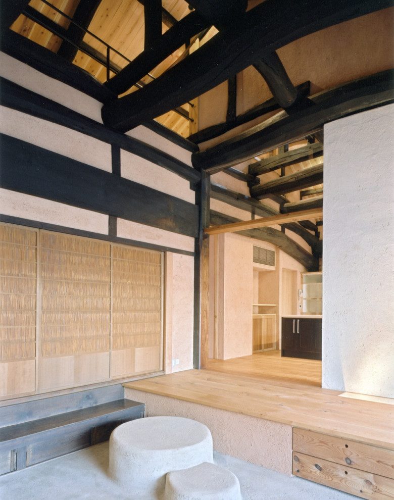 Mittelgroßer Retro Eingang mit beiger Wandfarbe, grauem Boden und Holzdielendecke in Sonstige