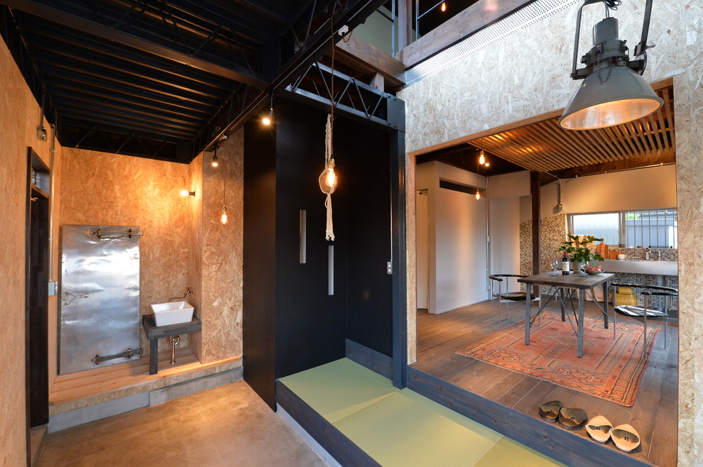 Diseño de entrada de estilo zen con paredes multicolor y tatami