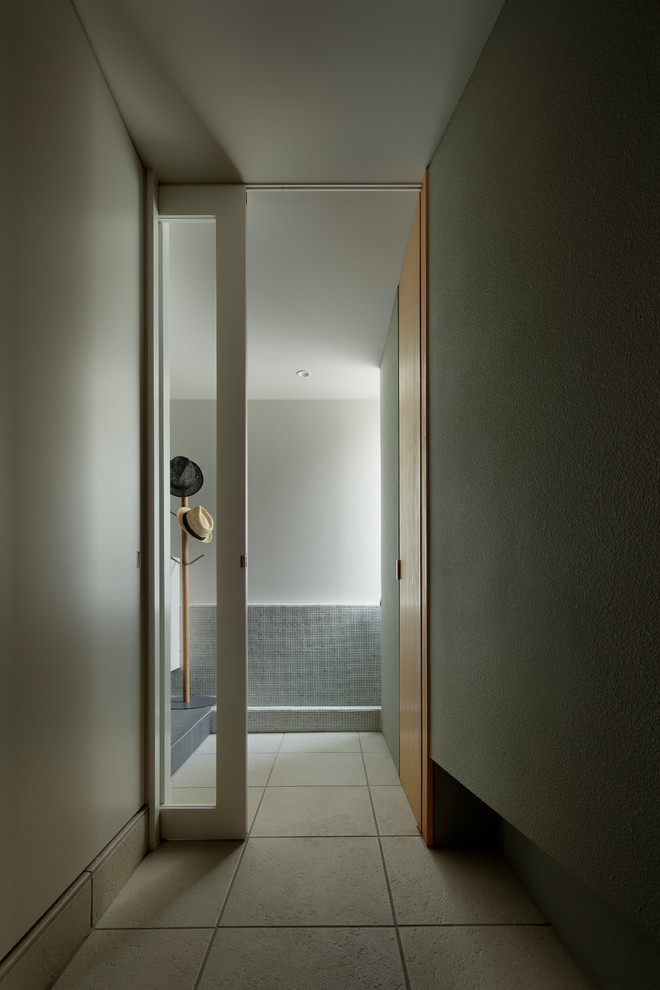 Immagine di un ingresso o corridoio minimal con pavimento con piastrelle in ceramica e pavimento beige