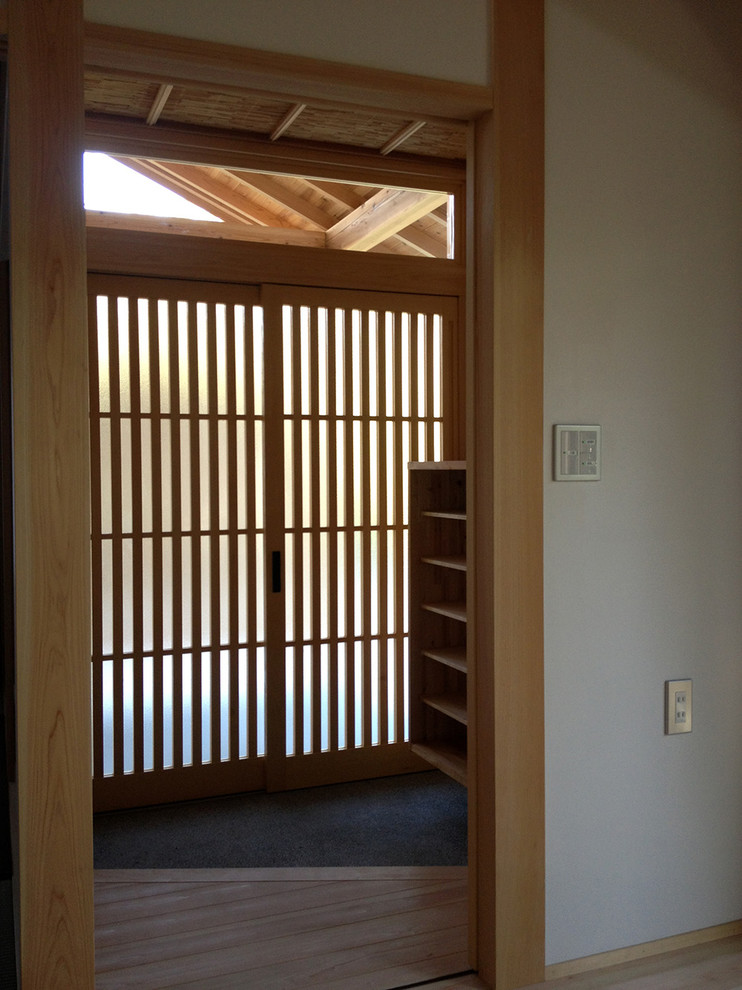 他の地域にある小さな和風のおしゃれな玄関ホール (白い壁、淡色木目調のドア) の写真
