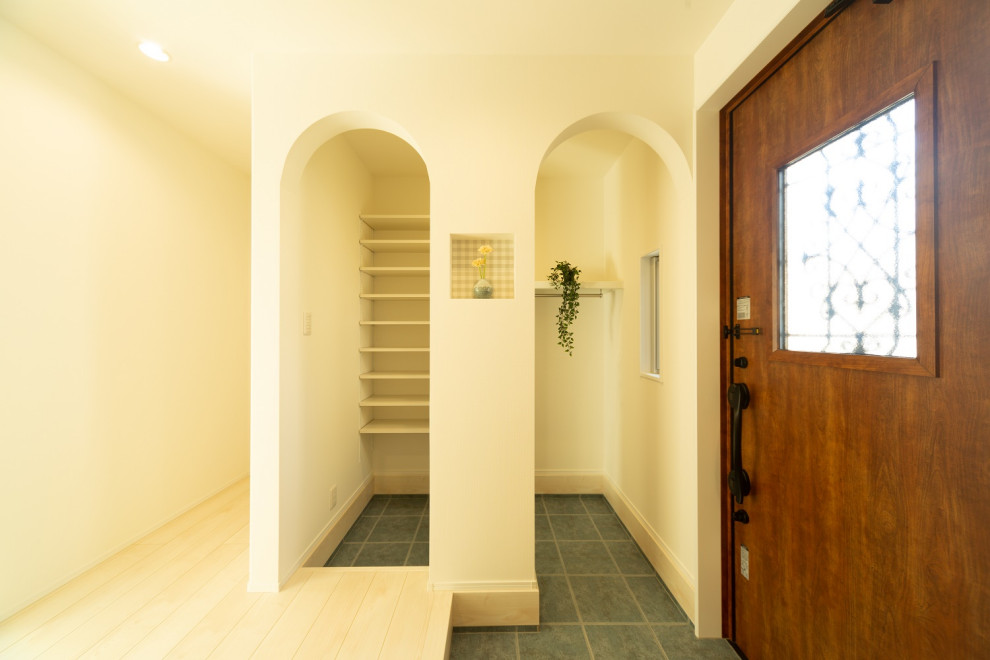 Foto de hall romántico con paredes blancas, suelo de contrachapado, puerta simple, puerta de madera oscura, suelo blanco, papel pintado y papel pintado