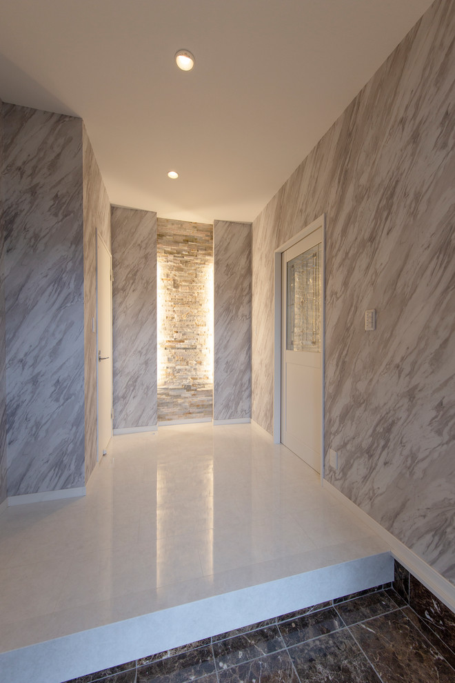 Idee per un piccolo corridoio con pareti bianche, pavimento in marmo, una porta singola, una porta in legno bruno e pavimento bianco