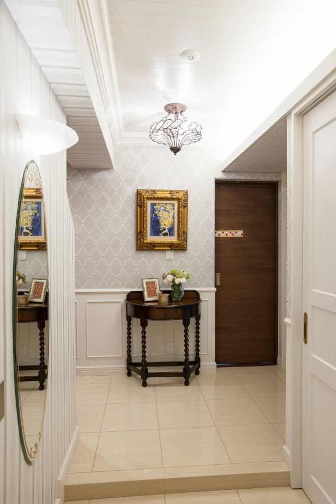 Пример оригинального дизайна: узкая прихожая среднего размера в викторианском стиле с белыми стенами, полом из керамогранита, белой входной дверью и бежевым полом