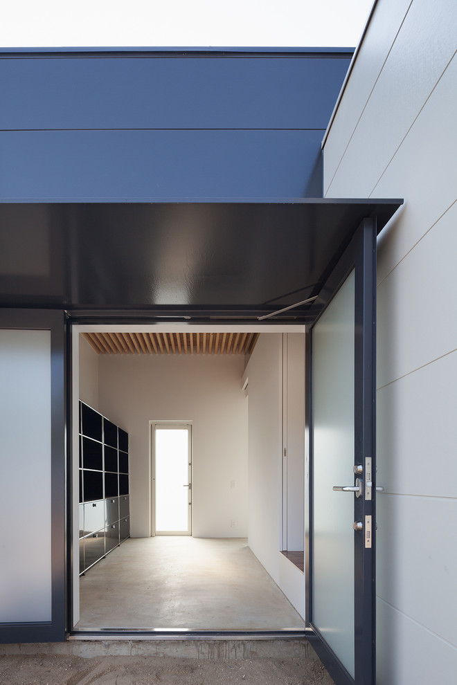 Exemple d'un hall d'entrée moderne avec une porte simple et une porte en verre.