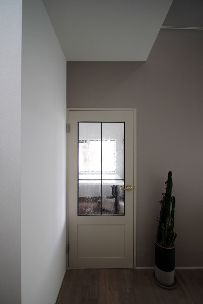 他の地域にあるお手頃価格の小さなシャビーシック調のおしゃれな玄関 (グレーの壁、淡色無垢フローリング、白い床) の写真