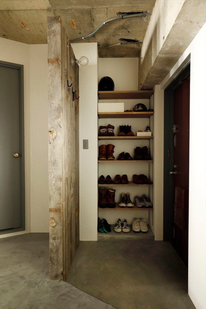 インダストリアルスタイルのおしゃれな玄関収納の写真