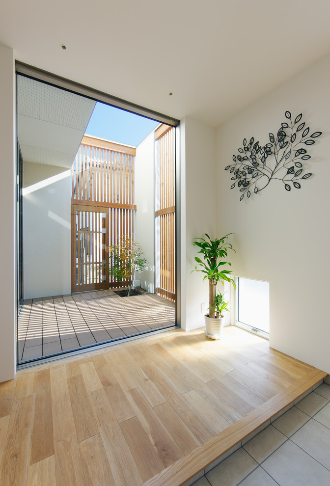 Foto de entrada de estilo zen con paredes blancas