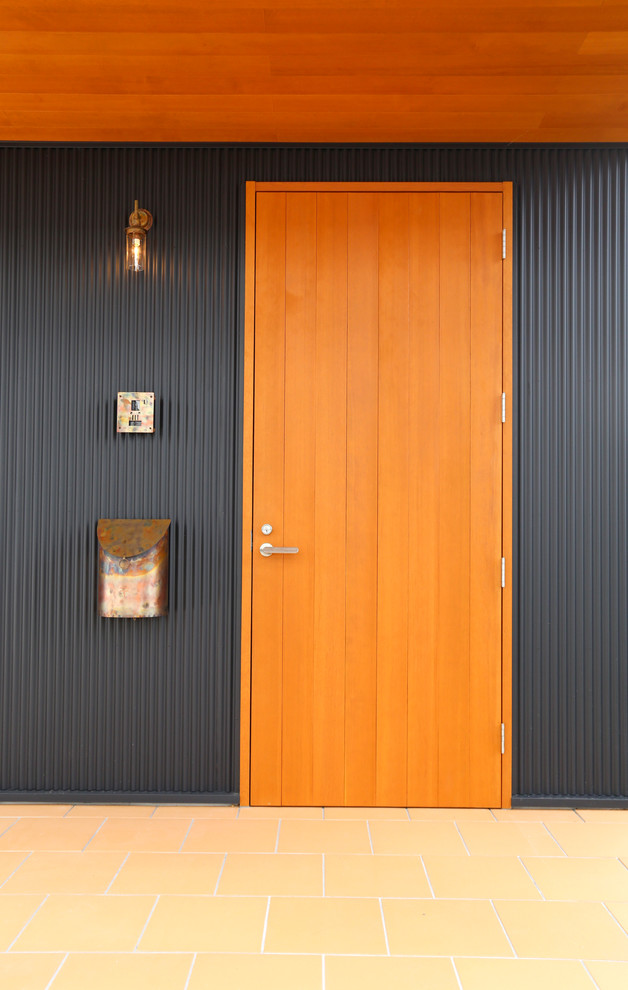 Réalisation d'une porte d'entrée design avec une porte simple et une porte en bois brun.