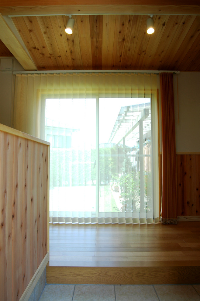 Immagine di un corridoio etnico di medie dimensioni con pareti bianche, pavimento in legno massello medio, una porta scorrevole, una porta in legno chiaro, pavimento marrone, soffitto in legno e pareti in legno