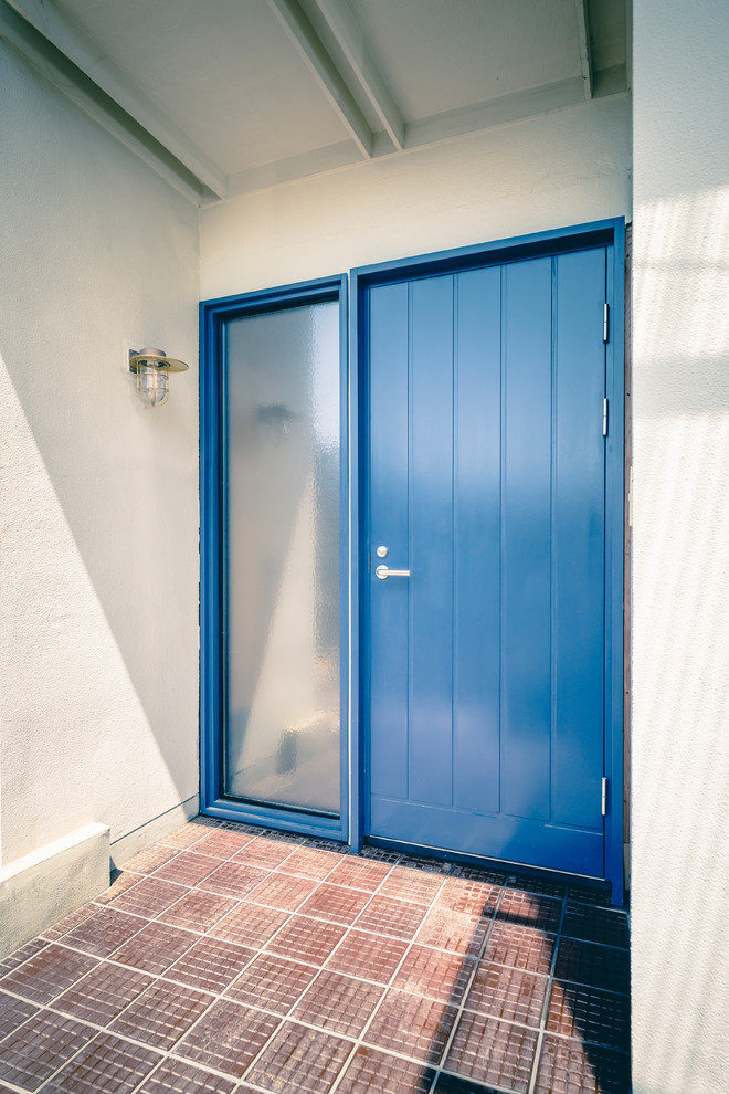 Foto de puerta principal nórdica pequeña con paredes blancas, suelo de baldosas de cerámica, puerta simple, puerta azul y suelo marrón