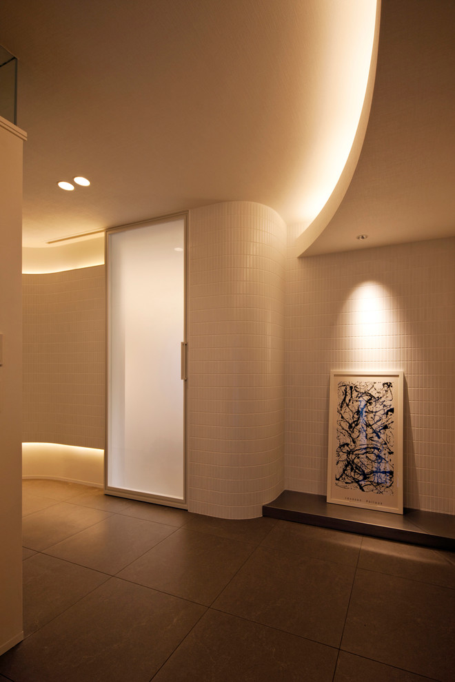 Großer Moderner Eingang mit Korridor, weißer Wandfarbe, Keramikboden und grauem Boden in Sonstige