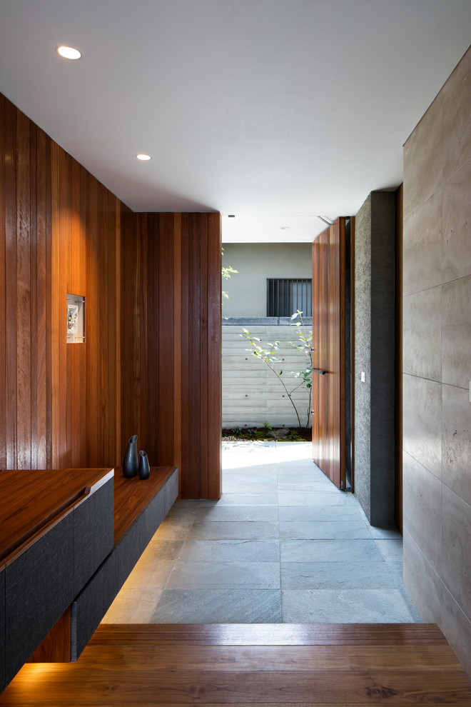 Diseño de hall de estilo zen con paredes multicolor, puerta simple, puerta de madera en tonos medios y suelo gris