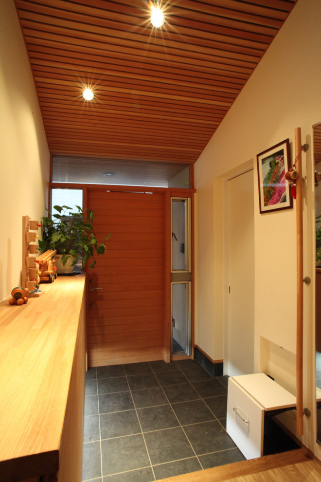 Свежая идея для дизайна: входная дверь среднего размера в стиле модернизм с белыми стенами, полом из керамогранита, одностворчатой входной дверью, входной дверью из дерева среднего тона, серым полом и деревянным потолком - отличное фото интерьера