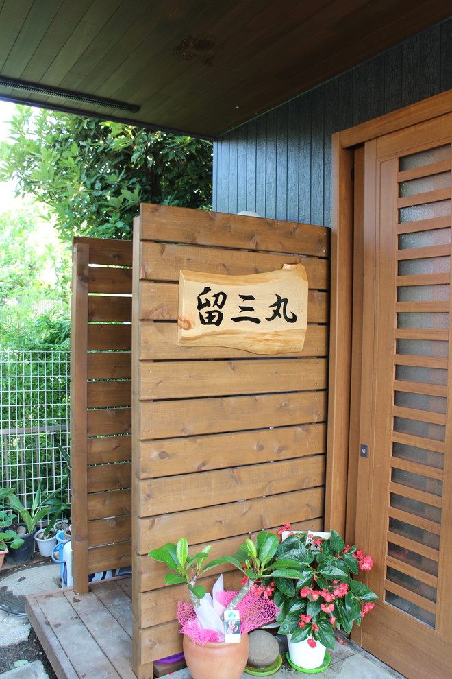 他の地域にある中くらいな和風のおしゃれな玄関ドア (茶色いドア) の写真