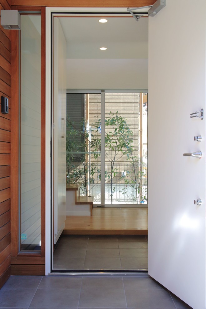 東京23区にあるトランジショナルスタイルのおしゃれな玄関の写真