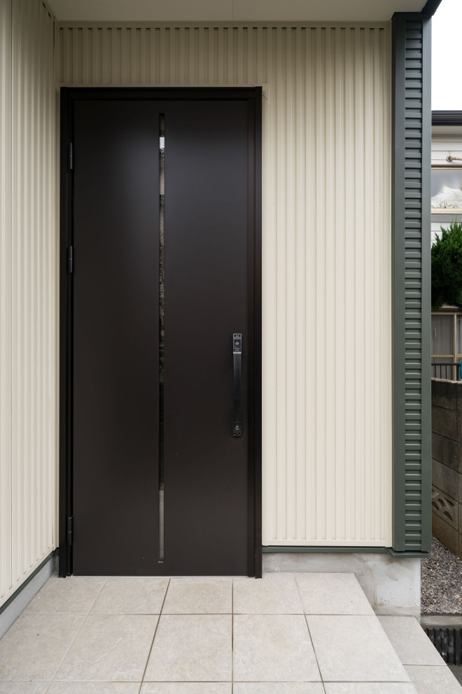 Modelo de puerta principal minimalista de tamaño medio con puerta simple, puerta negra y paredes verdes