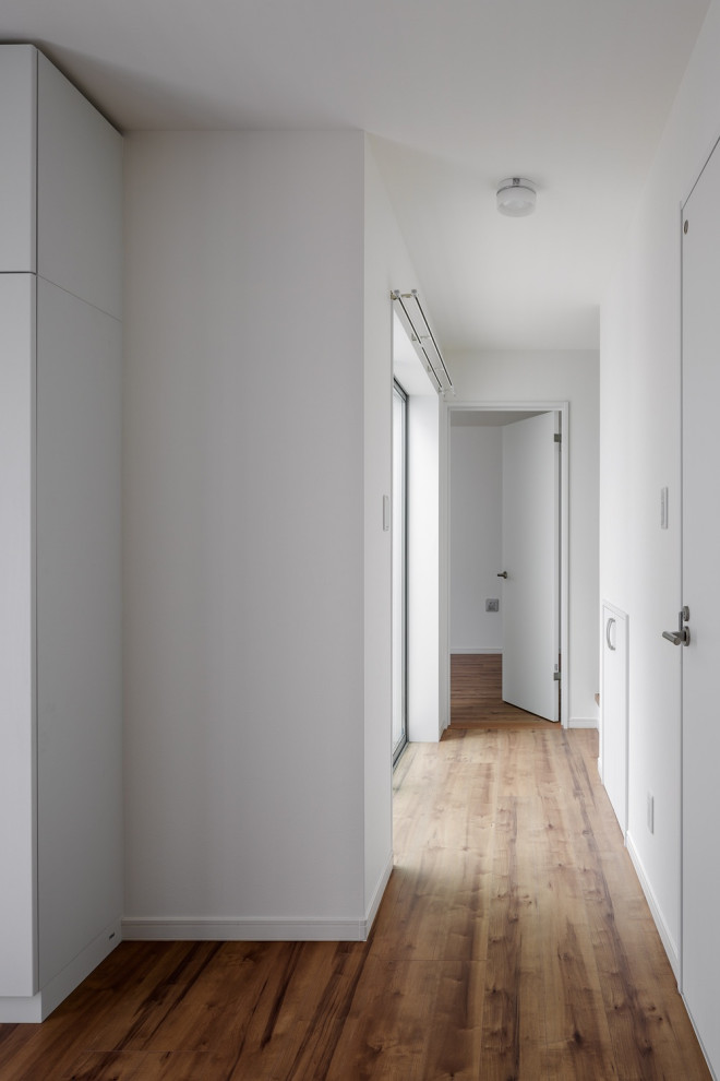 Свежая идея для дизайна: маленькое фойе в стиле модернизм с белыми стенами, полом из керамогранита, одностворчатой входной дверью, белой входной дверью, серым полом, потолком с обоями и обоями на стенах для на участке и в саду - отличное фото интерьера