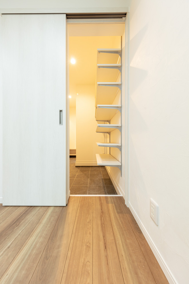 Источник вдохновения для домашнего уюта: узкая прихожая среднего размера в современном стиле с белыми стенами, деревянным полом, одностворчатой входной дверью, коричневым полом, потолком с обоями и обоями на стенах