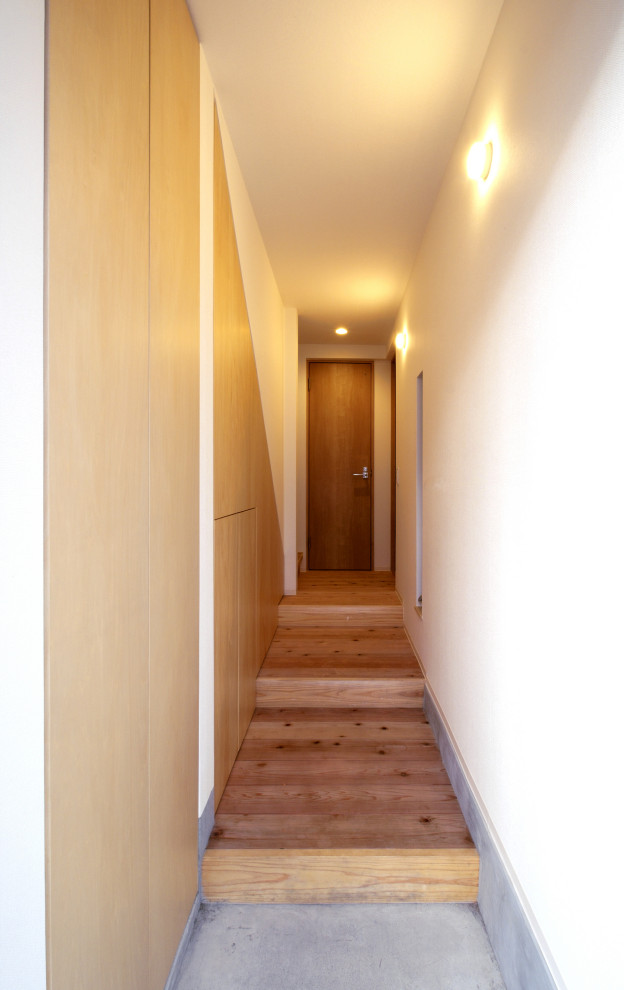 Kleiner Moderner Eingang mit Korridor, weißer Wandfarbe, Betonboden, Haustür aus Metall, grauem Boden und Einzeltür in Osaka