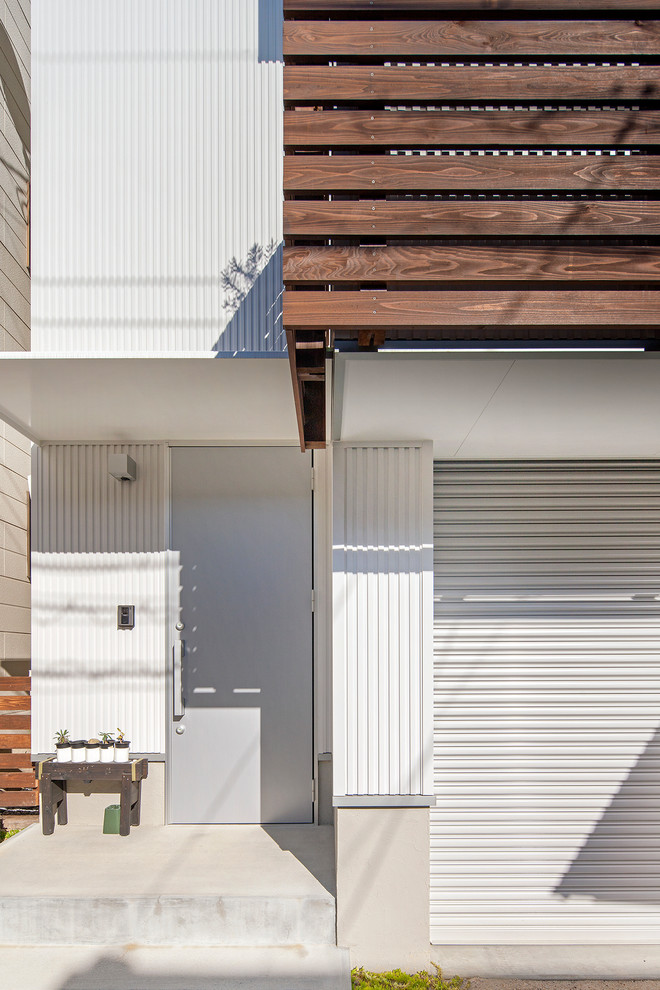 Idéer för funkis entréer, med vita väggar, betonggolv, en enkeldörr och en grå dörr