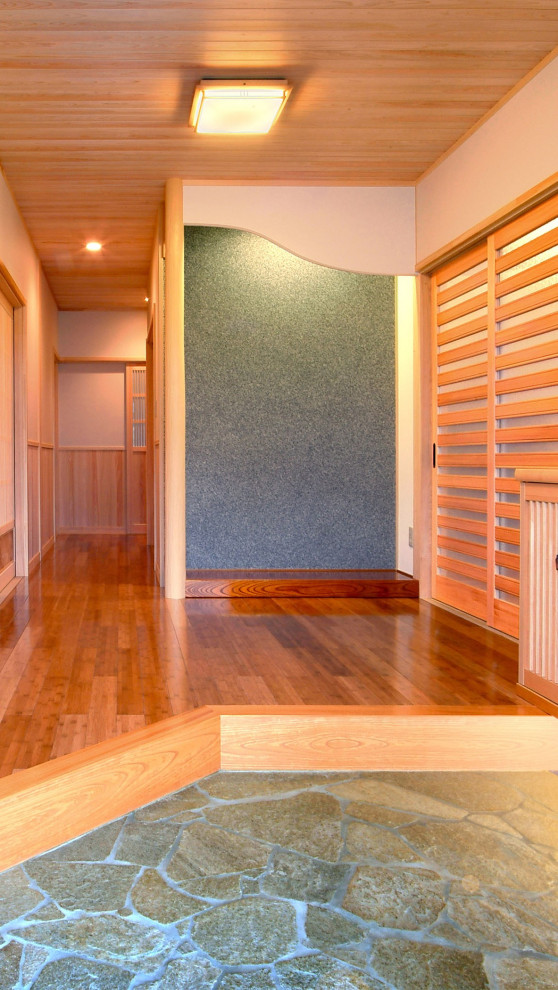 Aménagement d'une grande entrée asiatique avec un couloir, un mur blanc, un sol en bois brun, un sol marron, un plafond en bois et du papier peint.