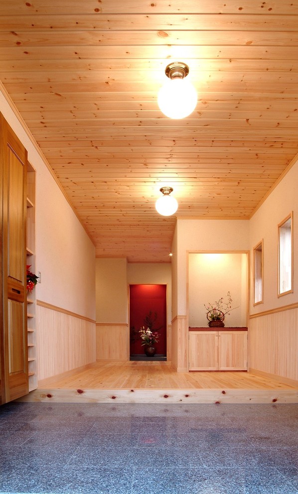 Idée de décoration pour une entrée craftsman de taille moyenne avec un couloir, un mur blanc, parquet clair, une porte double, une porte en bois foncé et un sol beige.