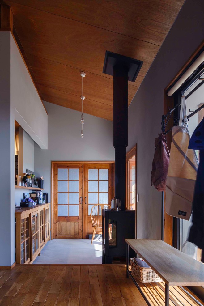 Источник вдохновения для домашнего уюта: узкая прихожая среднего размера в стиле рустика с серыми стенами, бетонным полом, раздвижной входной дверью, входной дверью из дерева среднего тона и серым полом