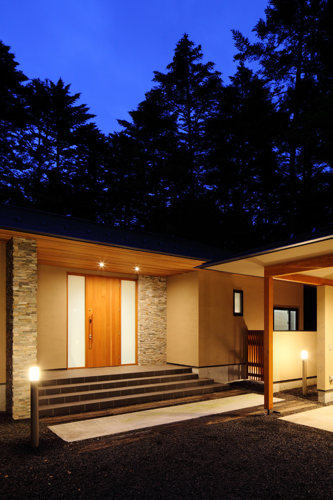Mittelgroße Moderne Haustür mit beiger Wandfarbe, Porzellan-Bodenfliesen, Einzeltür, brauner Haustür und grauem Boden in Sonstige