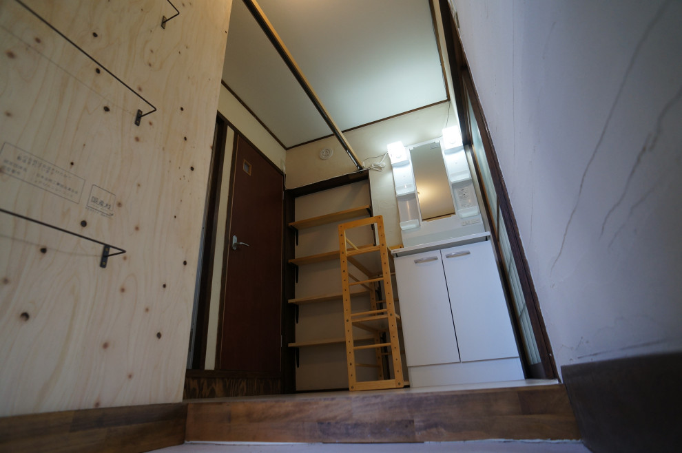 Idéer för en liten skandinavisk hall, med vita väggar, vinylgolv, en enkeldörr, en brun dörr och beiget golv