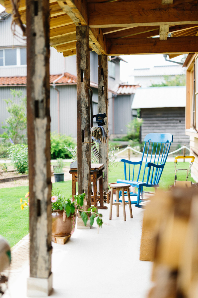 Источник вдохновения для домашнего уюта: маленькая веранда на переднем дворе в стиле кантри с крыльцом с защитной сеткой, мощением тротуарной плиткой и навесом для на участке и в саду