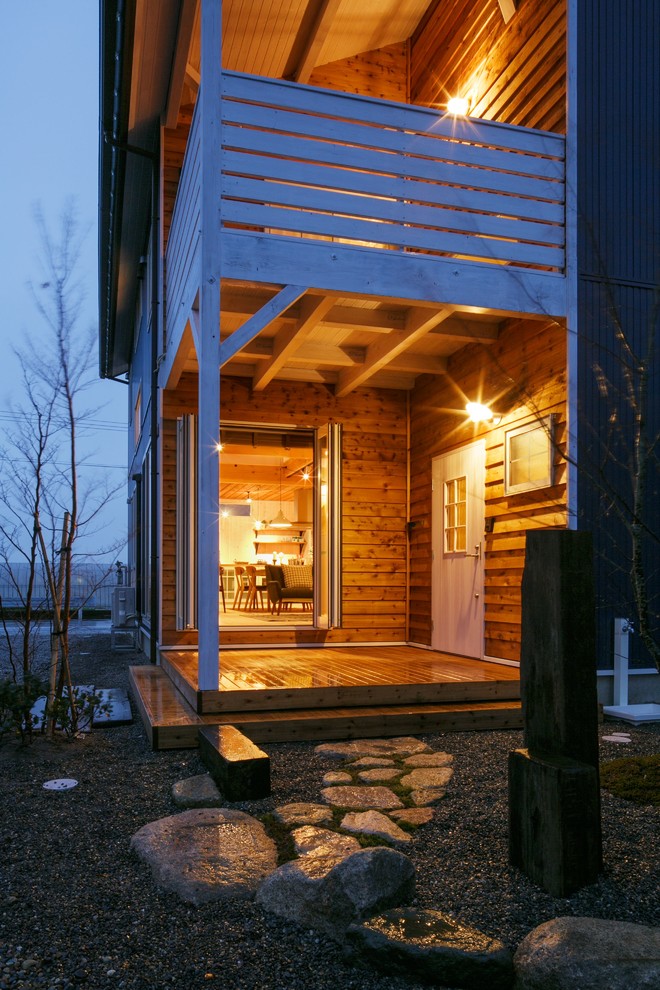Aménagement d'un porche d'entrée de maison arrière scandinave.