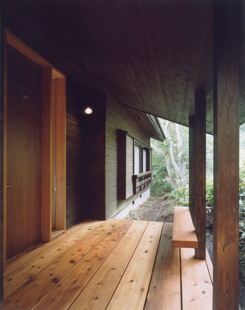Источник вдохновения для домашнего уюта: веранда среднего размера на переднем дворе в стиле ретро с колоннами, настилом, навесом и деревянными перилами